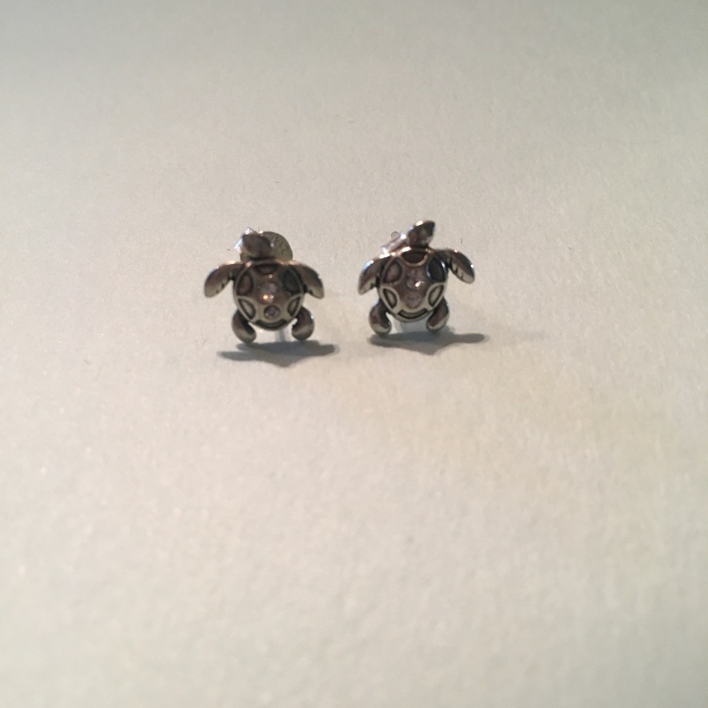 Sea turtle studded earrings